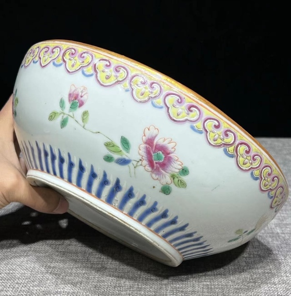 古玩陶瓷粉彩花卉紋捧盒底拍賣,當前價格3680元