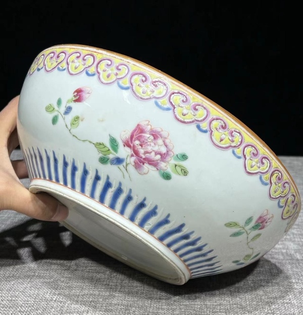 古玩陶瓷粉彩花卉紋捧盒底拍賣,當前價格3680元