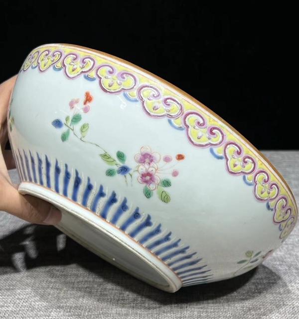 古玩陶瓷粉彩花卉紋捧盒底拍賣,當前價格3680元