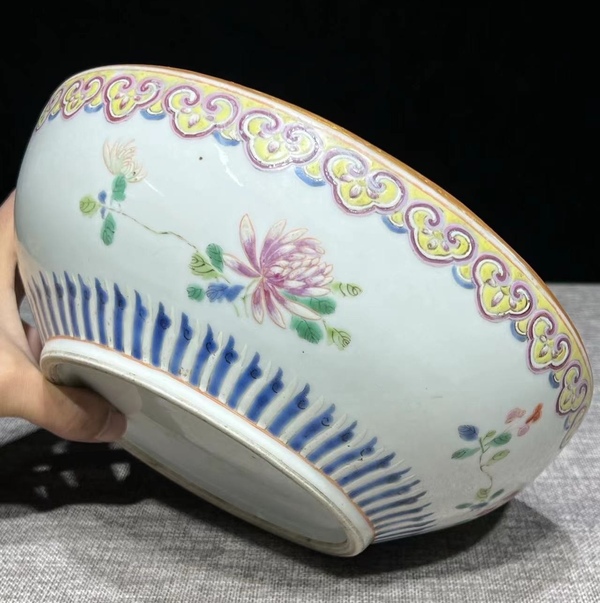 古玩陶瓷粉彩花卉紋捧盒底拍賣,當前價格3680元