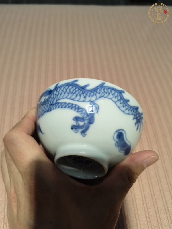 古玩陶瓷過墻龍紋青花杯真品鑒賞圖