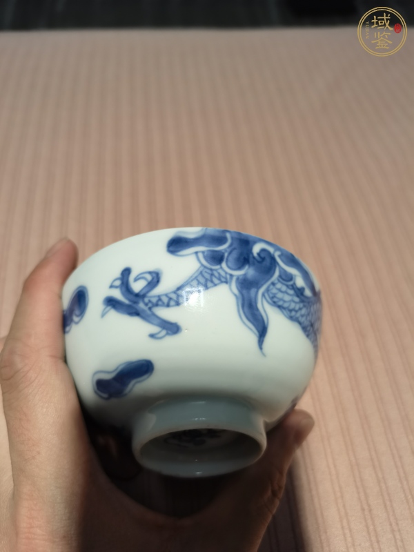 古玩陶瓷過墻龍紋青花杯真品鑒賞圖