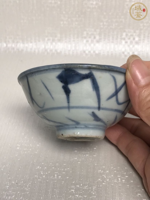 古玩陶瓷青花花卉紋茶碗真品鑒賞圖