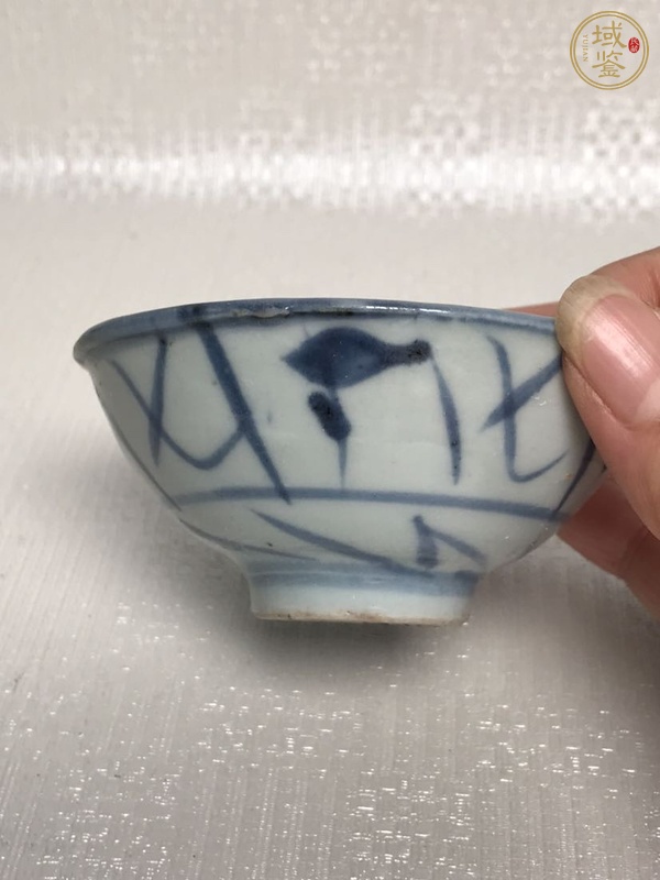 古玩陶瓷青花花卉紋茶碗真品鑒賞圖