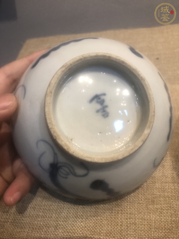 古玩陶瓷過(guò)墻龍紋青花碗真品鑒賞圖