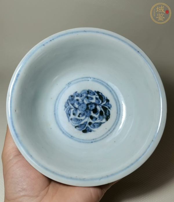 古玩陶瓷青花纏枝花卉紋茶碗真品鑒賞圖