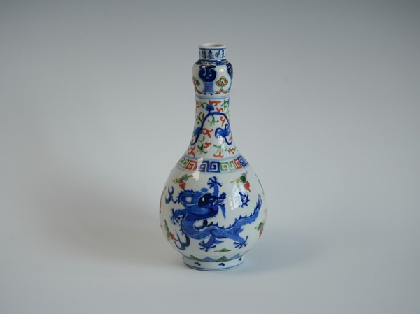 古玩陶瓷清·仿嘉靖五彩龍紋蒜頭瓶拍賣,當前價格17000元