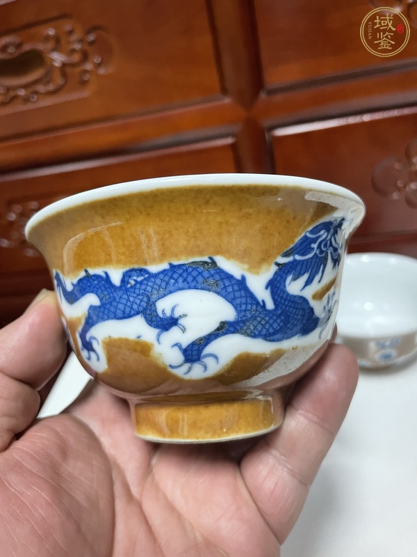 古玩陶瓷紫金釉青花龍紋杯真品鑒賞圖