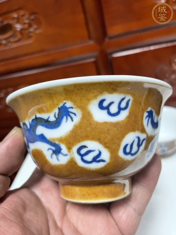 古玩陶瓷紫金釉青花龍紋杯真品鑒賞圖