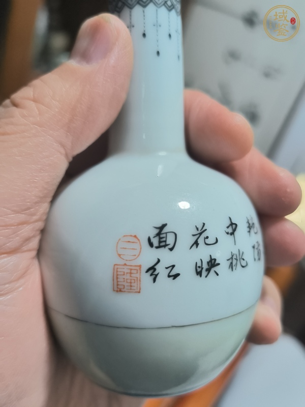 古玩陶瓷粉彩人物小天球瓶真品鑒賞圖