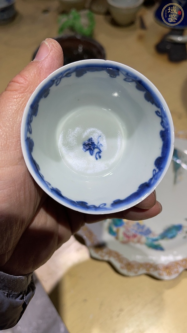 古玩陶瓷花卉紋青花杯真品鑒賞圖