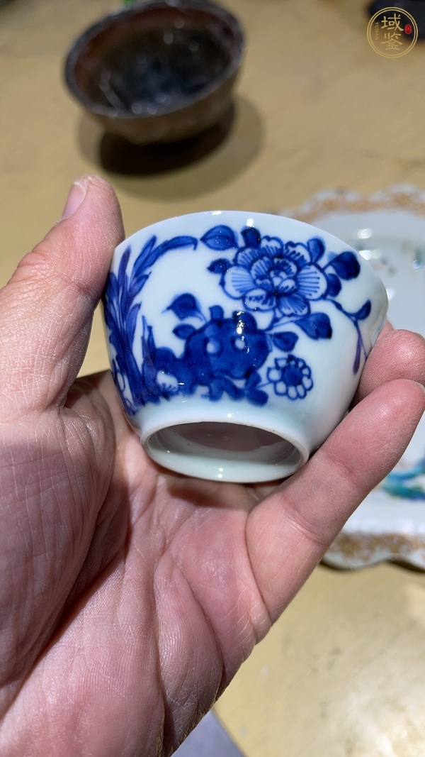 古玩陶瓷花卉紋青花杯真品鑒賞圖