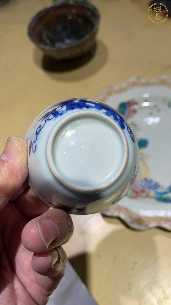 古玩陶瓷花卉紋青花杯真品鑒賞圖