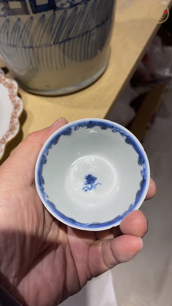 古玩陶瓷花卉紋青花杯真品鑒賞圖