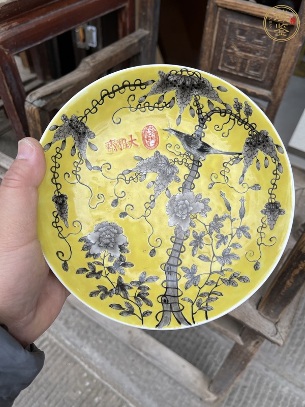 古玩陶瓷黃地墨彩花鳥紋盤真品鑒賞圖