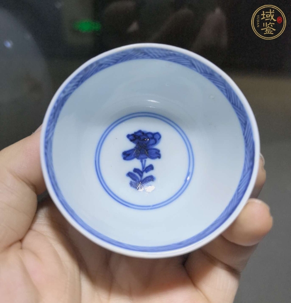 古玩陶瓷花卉紋青花杯真品鑒賞圖