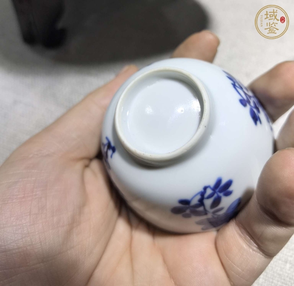 古玩陶瓷花卉紋青花杯真品鑒賞圖