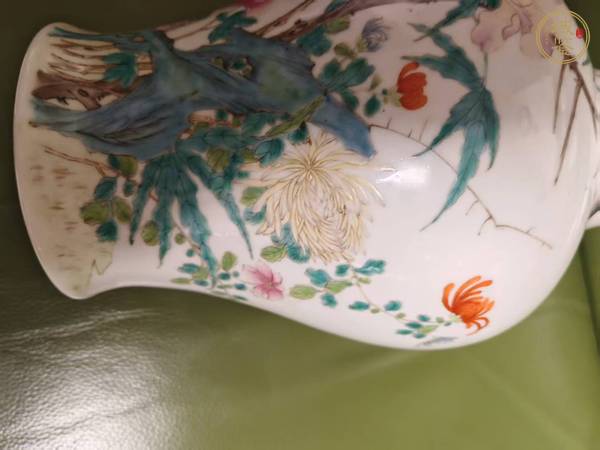 古玩陶瓷粉彩花鳥紋橄欖瓶真品鑒賞圖