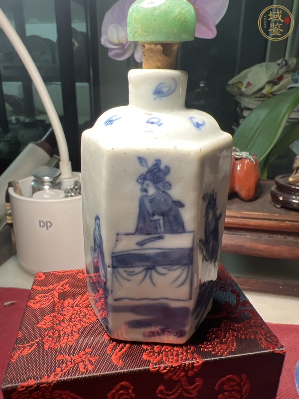 古玩陶瓷人物紋青花鼻煙壺真品鑒賞圖