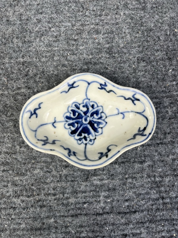 古玩陶瓷青花纏枝西番蓮筆舔拍賣(mài),當(dāng)前價(jià)格299元