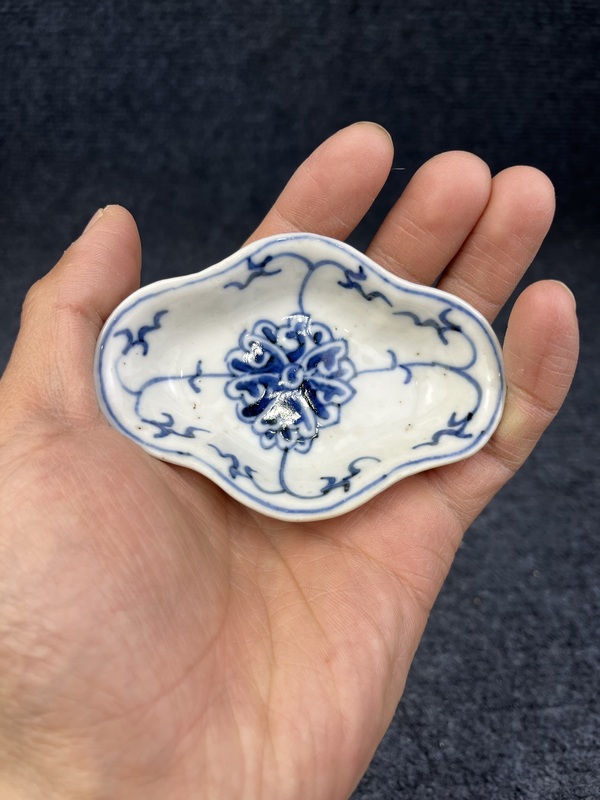 古玩陶瓷青花纏枝西番蓮筆舔拍賣(mài),當(dāng)前價(jià)格299元