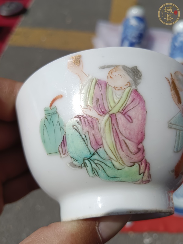 古玩陶瓷粉彩人物紋茶碗真品鑒賞圖