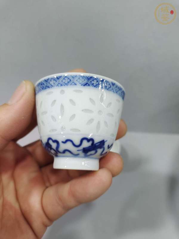 古玩陶瓷青花花卉紋玲瓏瓷杯真品鑒賞圖