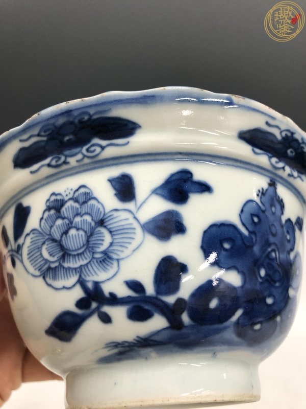 古玩陶瓷洞石花卉紋青花碗真品鑒賞圖