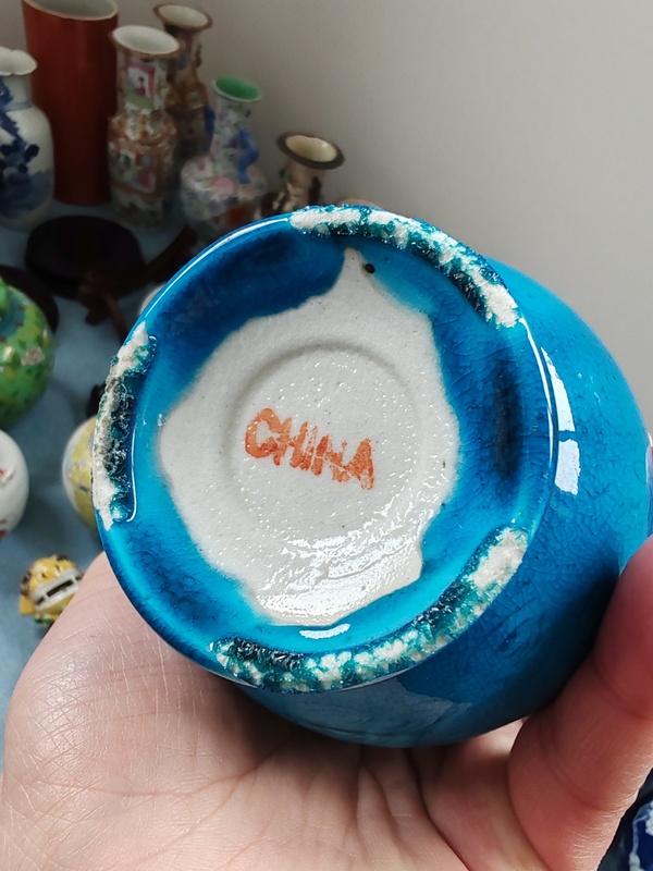 古玩陶瓷清末民初孔雀藍釉暗刻蝙蝠雙耳瓶拍賣,當前價格2680元