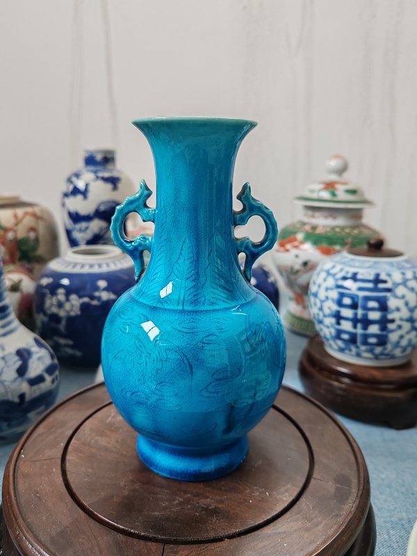 古玩陶瓷清末民初孔雀藍釉暗刻蝙蝠雙耳瓶拍賣,當前價格2680元