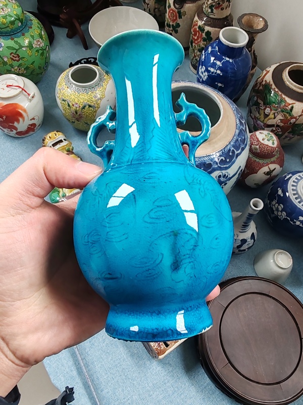 古玩陶瓷清末民初孔雀藍釉暗刻蝙蝠雙耳瓶拍賣,當前價格2680元