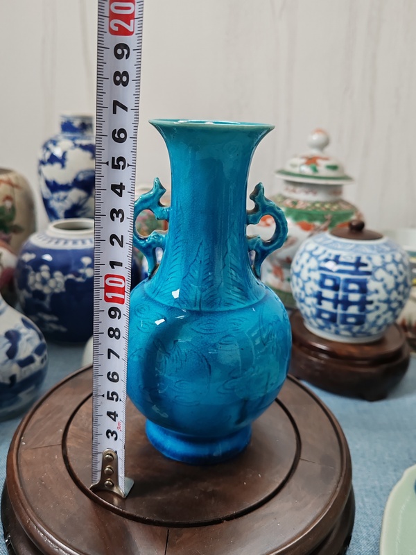 古玩陶瓷清末民初孔雀藍釉暗刻蝙蝠雙耳瓶拍賣,當前價格2680元