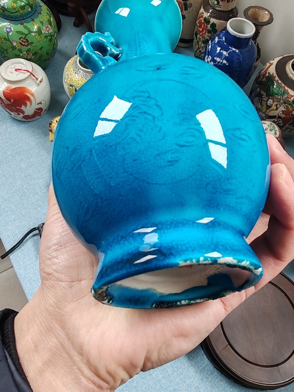 古玩陶瓷清末民初孔雀藍釉暗刻蝙蝠雙耳瓶拍賣,當前價格2680元