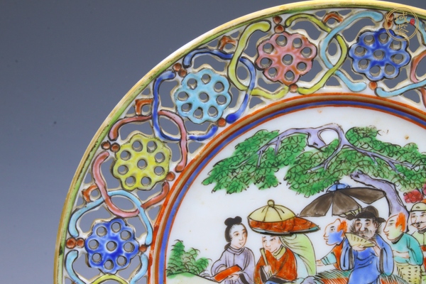 古玩陶瓷清晚期·粉彩鏤空開窗繪鐘馗嫁妹故事紋花口盤真品鑒賞圖