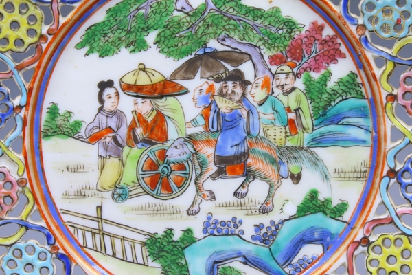 古玩陶瓷清晚期·粉彩鏤空開窗繪鐘馗嫁妹故事紋花口盤真品鑒賞圖