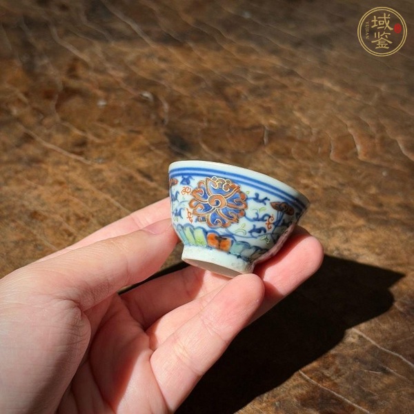 古玩陶瓷青花加彩花卉紋杯真品鑒賞圖