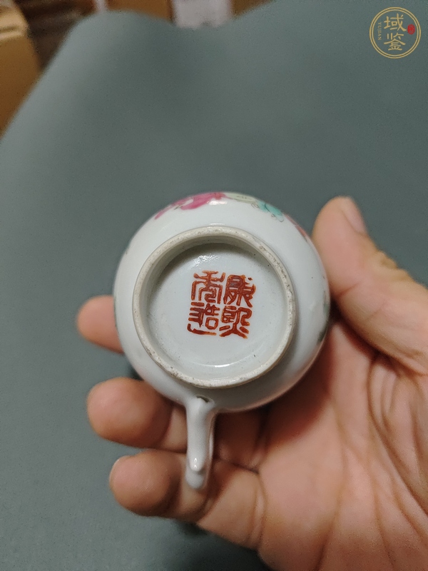 古玩陶瓷粉彩人物執(zhí)杯真品鑒賞圖