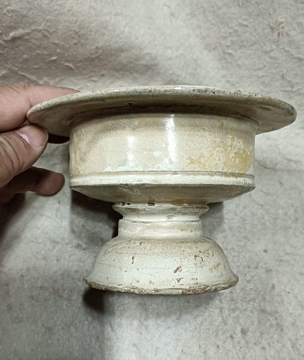 古玩轉(zhuǎn)賣白釉行爐拍賣,當(dāng)前價(jià)格0元