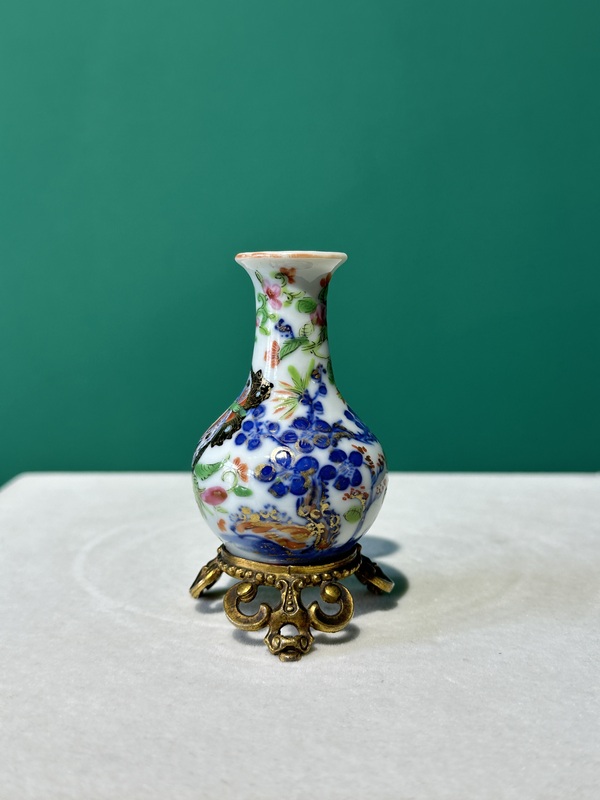 古玩陶瓷清代中期青花加廣彩小瓶拍賣(mài),當(dāng)前價(jià)格3800元