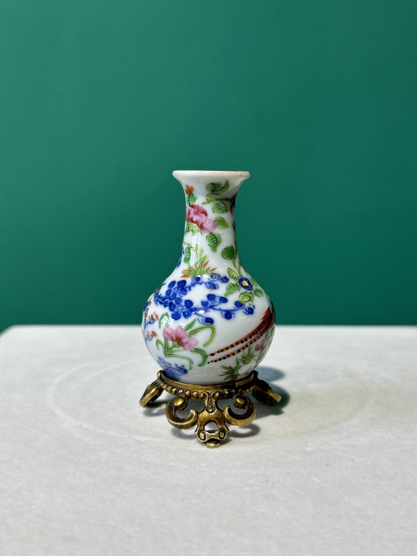 古玩陶瓷清代中期青花加廣彩小瓶拍賣(mài),當(dāng)前價(jià)格3800元