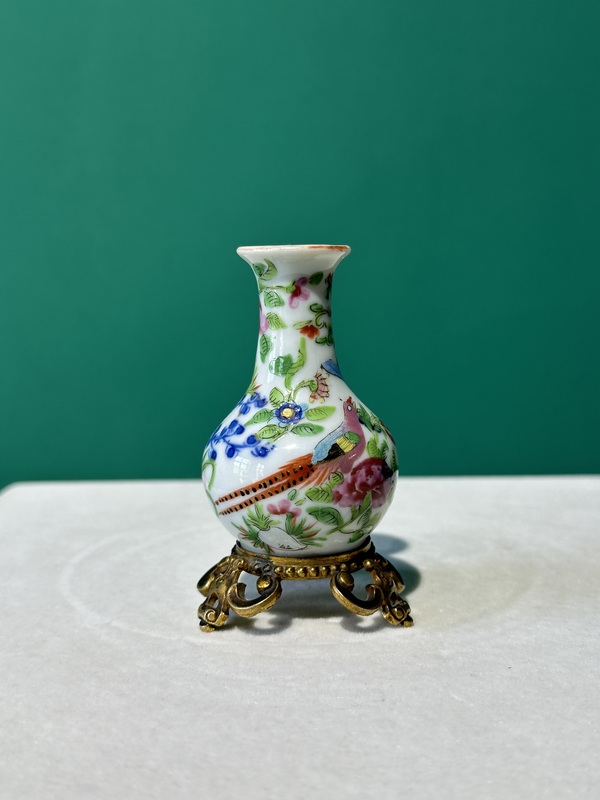 古玩陶瓷清代中期青花加廣彩小瓶拍賣(mài),當(dāng)前價(jià)格3800元
