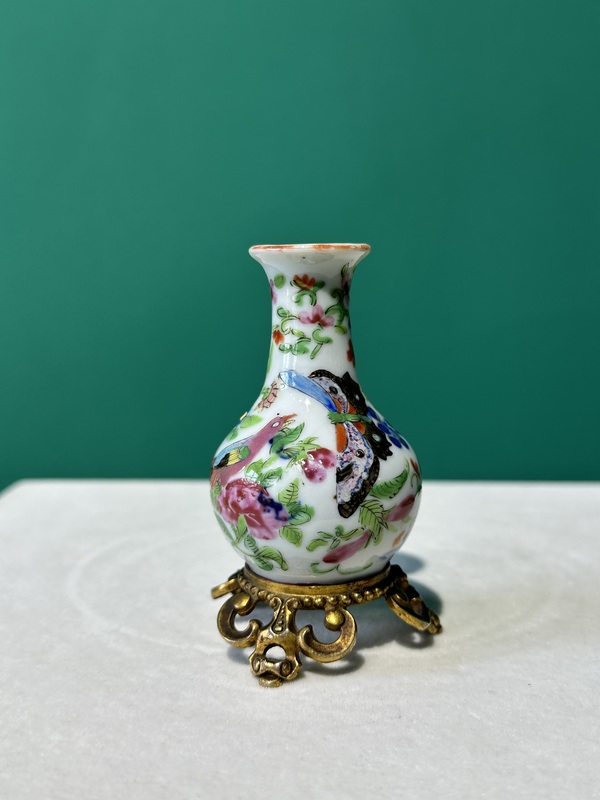 古玩陶瓷清代中期青花加廣彩小瓶拍賣(mài),當(dāng)前價(jià)格3800元