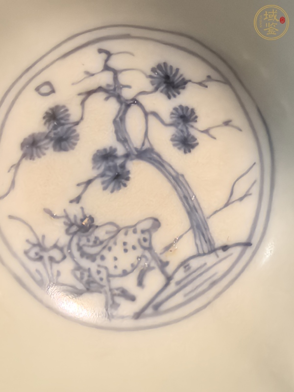 古玩陶瓷人物松鹿紋青花杯真品鑒賞圖