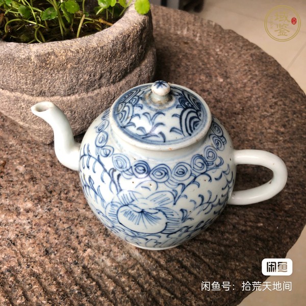 古玩陶瓷花卉紋青花執(zhí)壺真品鑒賞圖