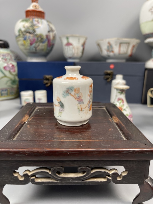 古玩陶瓷清同治粉彩鐘馗嫁妹圖鼻煙壺拍賣,當前價格12879元