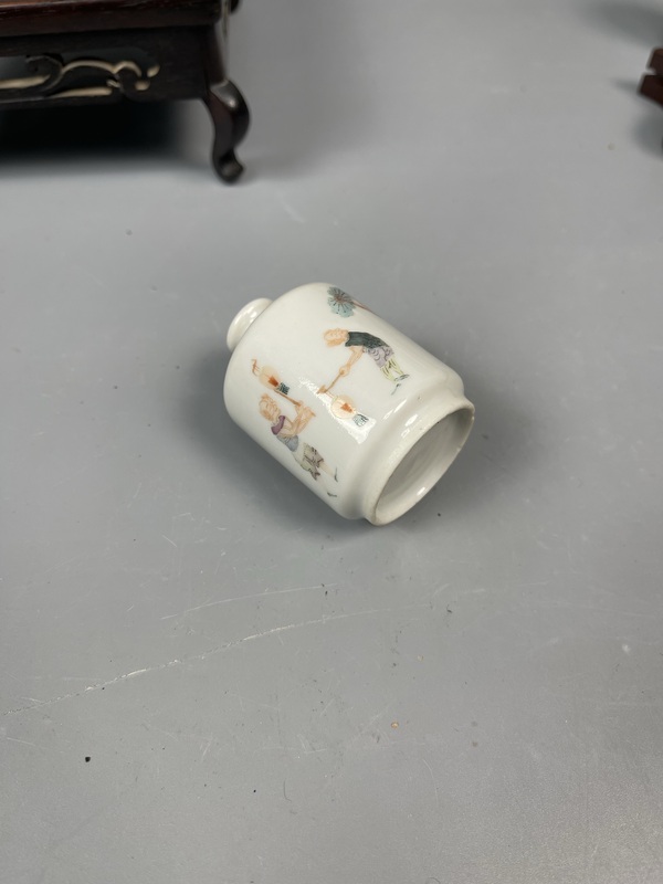 古玩陶瓷清同治粉彩鐘馗嫁妹圖鼻煙壺拍賣,當前價格12879元