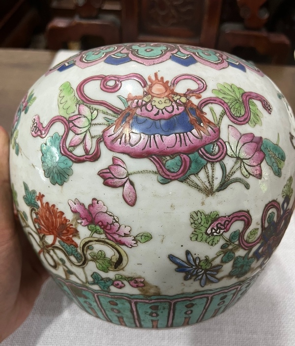 古玩陶瓷清代中晚期粉彩佛八寶花卉紋西瓜罐拍賣,當前價格4680元