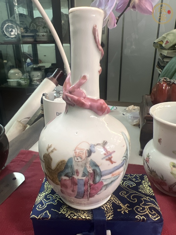 古玩陶瓷粉彩貼塑瓶真品鑒賞圖