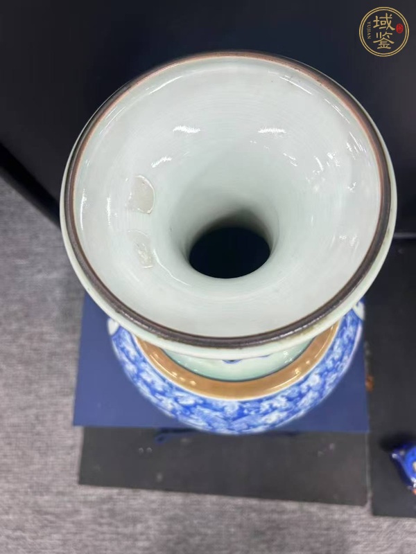 古玩陶瓷豆青釉青花瓶真品鑒賞圖