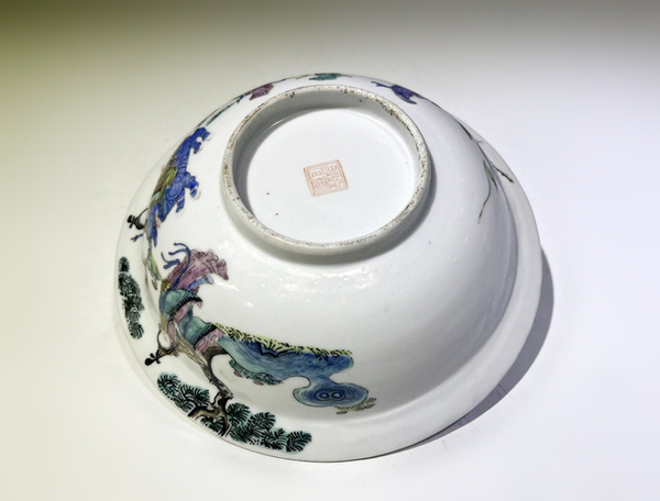 古玩陶瓷清晚期·粉彩外人物內(nèi)魚藻紋折沿大碗拍賣，當(dāng)前價(jià)格7600元